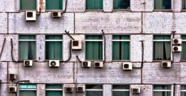 Condizionatore sul balcone ci vuole l’autorizzazione del condominio