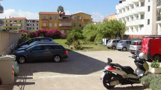 Seconda auto nel cortile del condominio come comportarsi