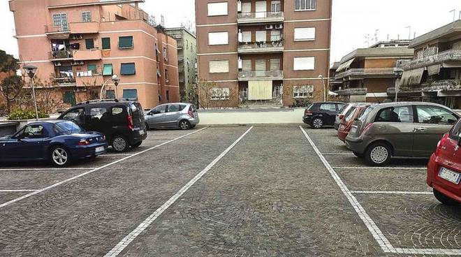 Può parcheggiare in cortile il condominio che ha un garages