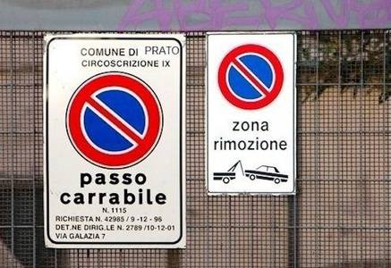 Passo carrabile davanti alla vetrina di un negozio