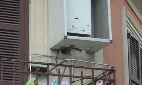 Per la caldaia sul balcone ci vuole l’autorizzazione del condominio